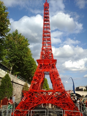 La Tour Eiffel en chaises bistro! -- 07/09/14