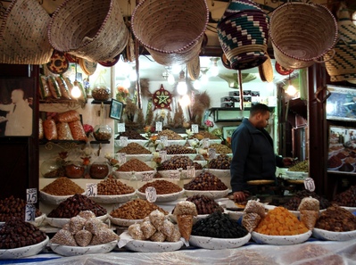 Faire son marché dans les souks de la Médina à Fes, Maroc -- 20/03/12
